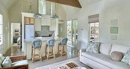 Eco-chic Lake Somerville Area Farmhouse w/ Porch