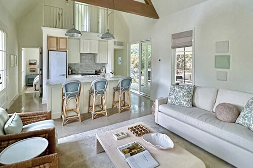 2BR Elegant Farmhouse Cottage w/ Porch, W & D