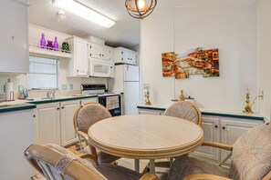 Interior - Snowbird Escape w/ Pools! 6 Mi to Dtwn Sarasota (Sarasota)