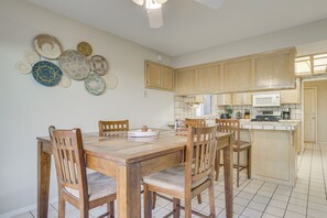 Interior - Golf, Fish & More! Peaceful Home in Helendale (Helendale)