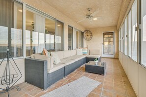 Interior - Golf, Fish & More! Peaceful Home in Helendale (Helendale)