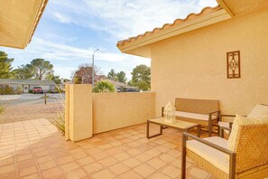 Interior - Golf, Fish & More! Peaceful Home in Helendale (Helendale)