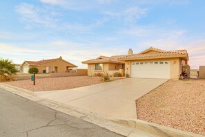 Interior - Golf, Fish & More! Peaceful Home in Helendale (Helendale)