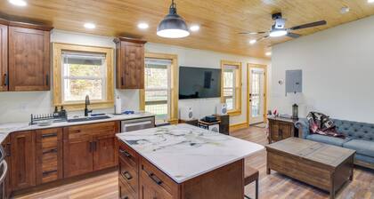 Pets Welcome! Quiet Couples Retreat in Lyles