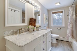 A bathroom with two sinks, a toilet, and a shower. - 2 Mi to Talcott Mtn Trails: Spacious Family Home (Bloomfield)