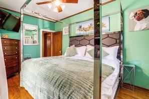 A bedroom with a bed, wooden dresser, and a ceiling fan. - Private Hot Tub & Patio! Chicagoland Extended Stay (Lansing)