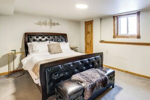 Interior - Private Hot Tub & Patio! Chicagoland Extended Stay (Lansing)