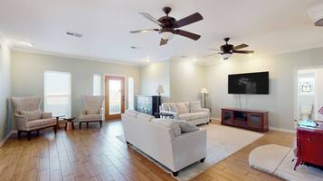 House (3 Bedrooms) | Interior