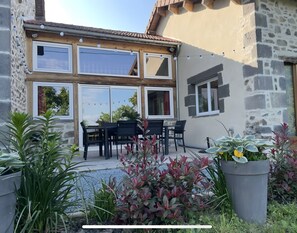 Outdoor dining - 'Authentic and Cosy' Gîte with Private Terrace, Wi-Fi and Air Conditioning (Charbonnières-les-Vieilles)