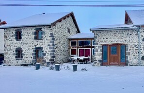 Exterior - 'Authentic and Cosy' Gîte with Private Terrace, Wi-Fi and Air Conditioning (Charbonnières-les-Vieilles)