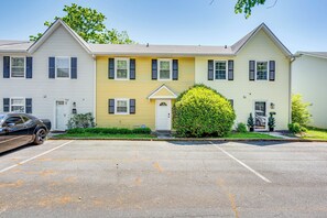 Interior - Welcoming Townhome: 1/2 Mi to Downtown Smyrna (Smyrna)