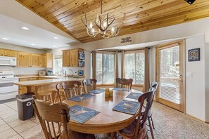 Interior - 3BR Home w/ Large Yard, Patio, BBQ Grill, Fire Pit (Pinetop)