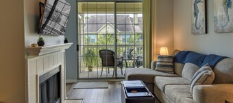 Mount Pleasant Condo w/ Pool & Bikes: Near Beach!