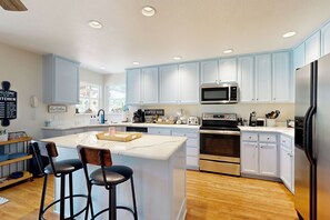 House (3 Bedrooms) | Interior - Relaxing Home w/ Pool: 1 Mi to Lake Tulloch (Copperopolis)