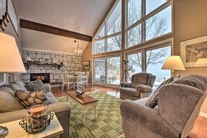 Interior - Lake Michigan Home: Steps to Muskegon State Park (Muskegon)
