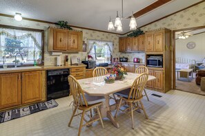 Interior - Pool, Large Porch! Country Home Near Roaring River (Seligman)