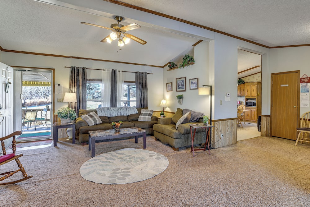 Pool, Large Porch! Country Home Near Roaring River - Busch, AR