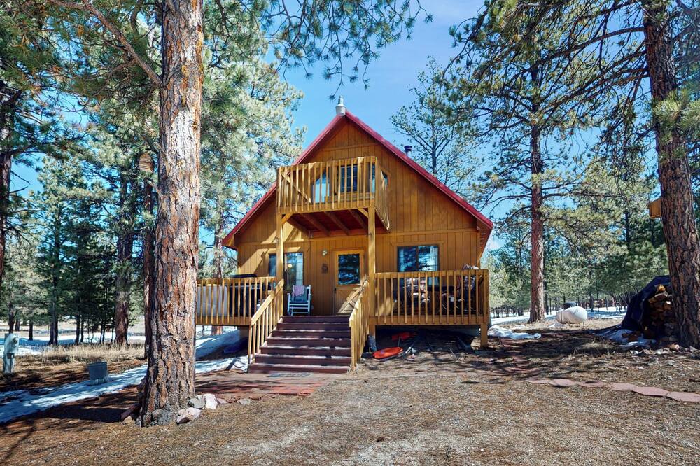 2BR Mountain Cabin w/ Scenic Views & Wood Stove - San Isabel, CO