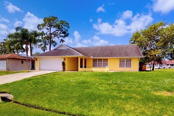 3br Palm-surrounded Stay W/ Yard & A/c - Caribbean