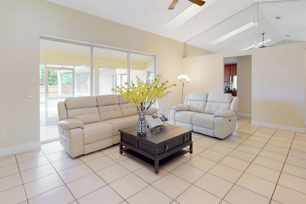 3BR Palm-surrounded Stay w/ Yard & A/C - River Park, FL