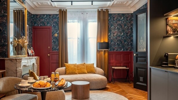 Ein modernes Wohnzimmer mit einer Couch, einem runden Couchtisch und einem Kamin.