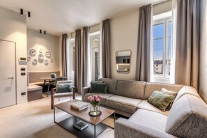 Apartament, 1 dormitori | Sala d'estar | Televisor intel·ligent de 32 polzades amb canals digitals 