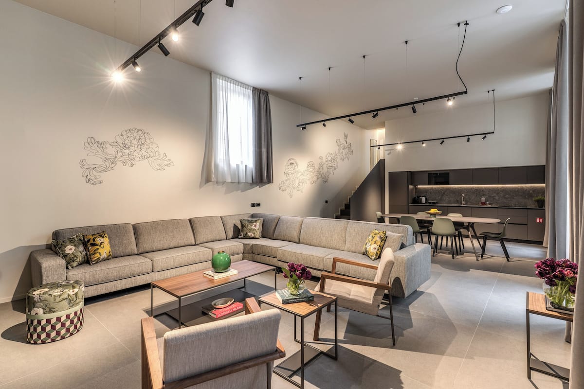 Apartment, 2 Bedrooms (1 Bedroom) | Living area | 32-inch Smart TV with digital channels