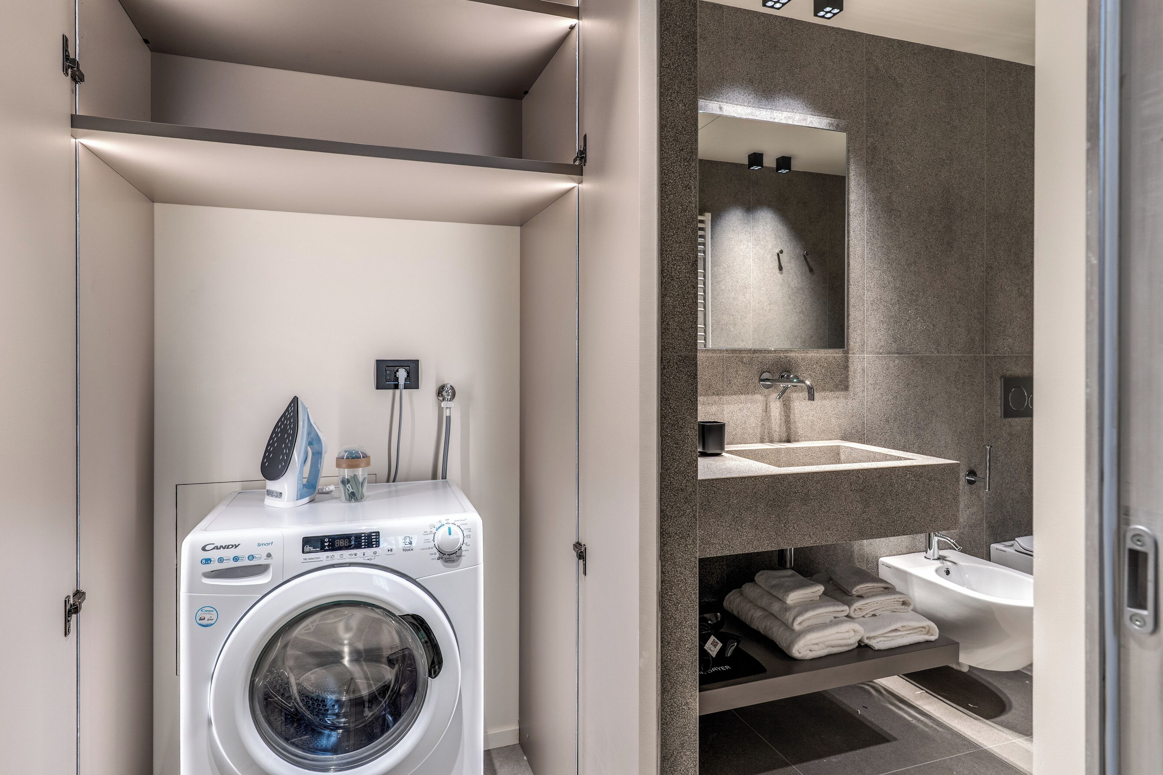 Un bagno moderno completo di lavatrice, lavabo e bidet.