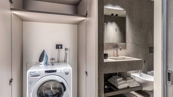 Un bagno moderno completo di lavatrice, lavabo e bidet.