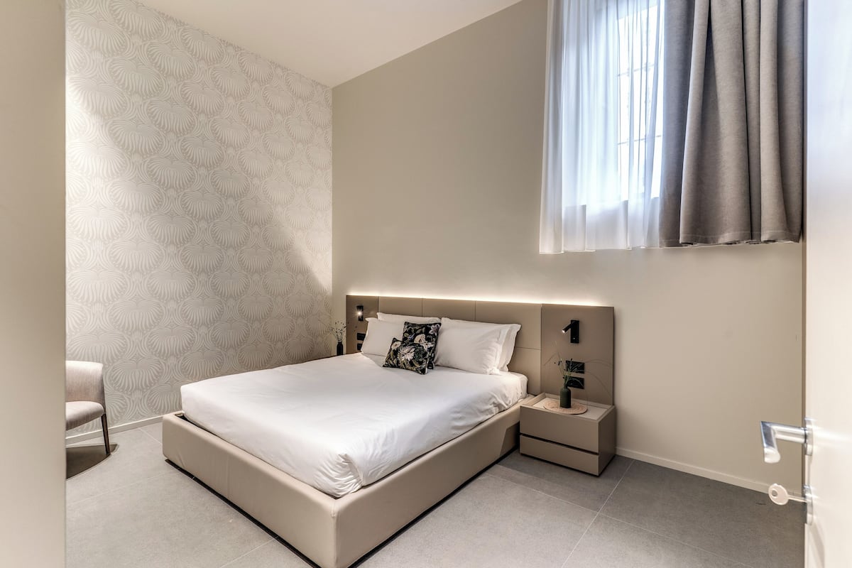 1 hálószoba, vasaló/vasalódeszka és ágynemű