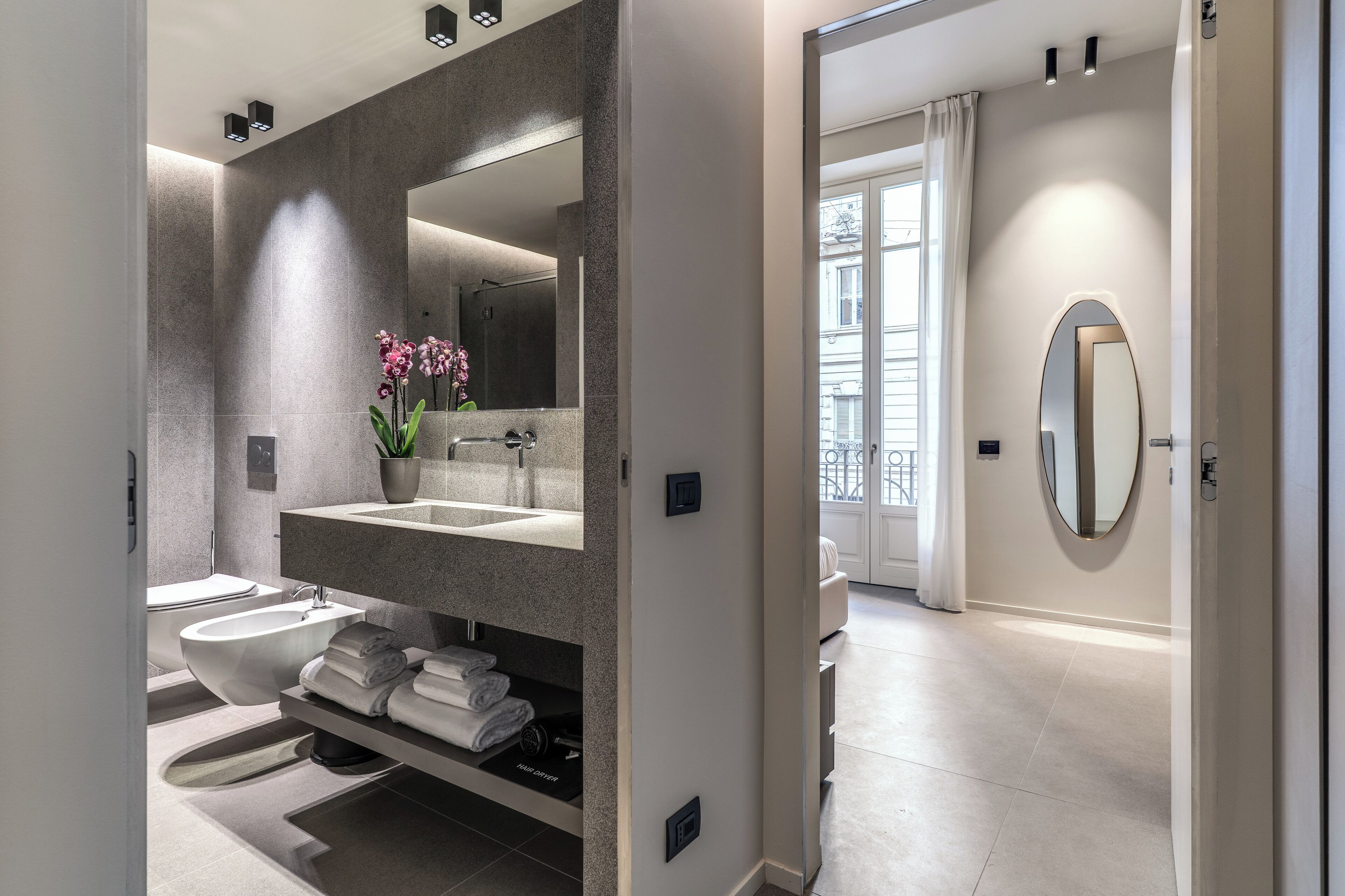 Appartement (1 Bedroom) | Badkamer | Een douche, een haardroger, een bidet, handdoeken