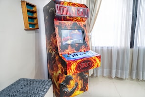 Mortal Kombat -peliautomaatti, jossa on näyttö, painikkeet ja teksti, jossa lukee ”Fatality”.