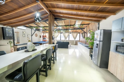6br penthouse 1 block lleras park