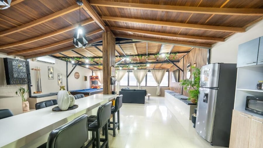 6br penthouse 1 block lleras park