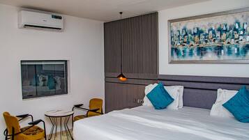 Familienzimmer, Balkon, Stadtblick | Schreibtisch, laptopgeeigneter Arbeitsplatz, schallisolierte Zimmer