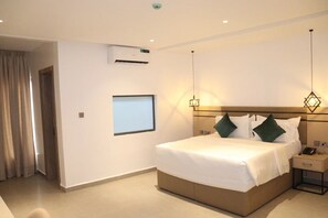 Family Room, Balcony, City View | Desk, laptop workspace, soundproofing, free WiFi - Cherish Hotel And Suites (DT)