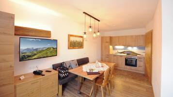 Deluxe-Suite, Balkon, Bergblick | Eigene KĂŒche | Hochstuhl