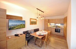 Suite Deluxe, balcón, vista a la montaña | Cocina privada | Periquera 