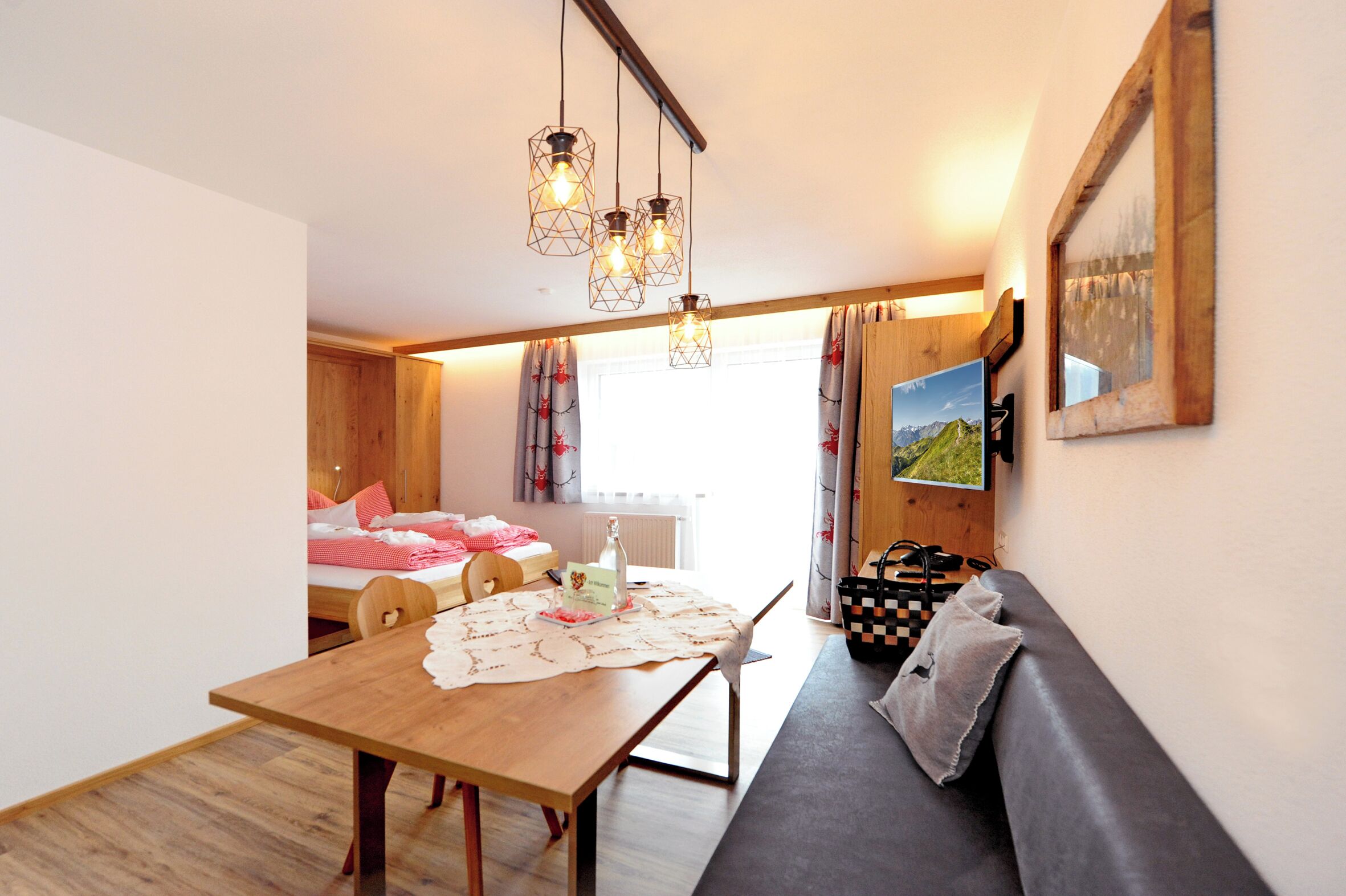 豪華套房, 陽台, 山景 | 客房內保險箱、免費無線上網、床單