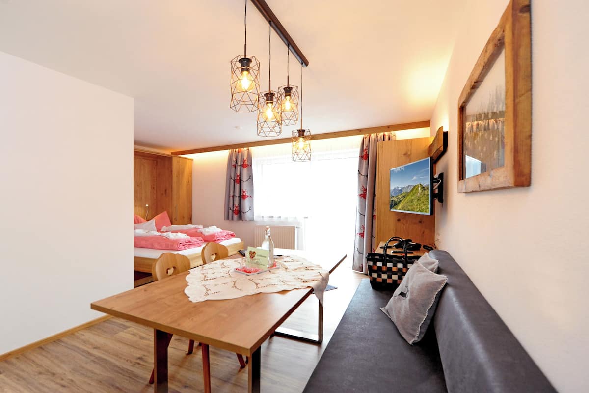 豪華套房, 陽台, 山景 | 客房內保險箱、免費無線上網、床單