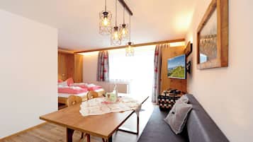 Deluxe suite, balkon, uitzicht op bergen | Een kluis op de kamer, gratis wifi, beddengoed