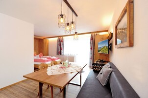 Suite Deluxe, balcón | Caja fuerte, wifi gratis, ropa de cama