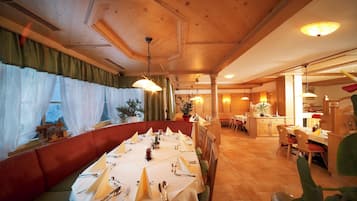 朝食 (ビュッフェ)、毎日提供 (無料)