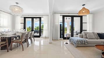 Apartamento Deluxe, balcón | Zona de estar | Televisión LED de 32 pulgadas con canales digitales