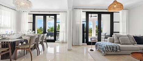 Leilighet – deluxe, balkong | Oppholdsområde | En 32-tommers LED-TV med digitale kanaler