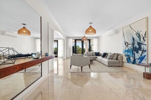 Apartamento, balcón | Zona de estar | Televisión LED de 32 pulgadas con canales digitales