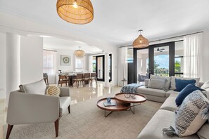 Appartement, balcon | Coin séjour | Télévision LED de 32 pouces avec chaînes numériques