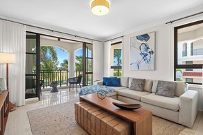 Deluxe Apart Daire, Balkon | Oturma alanı | Dijital TV kanalları bulunan 32 inç LED televizyon 