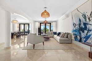 Deluxe Apart Daire, Balkon | Oturma alanı | Dijital TV kanalları bulunan 32 inç LED televizyon 