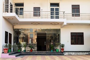 House | Reception - Collection O Sunrakh Road Crossway (Mathura)